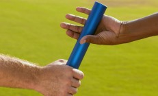 西亚卡姆回归赛场，出色防守首场状态亮眼，勇士观众沸腾！