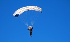 夏季联赛半决赛对决在即！新疆男篮演练定位球，切尔西密集防守应对